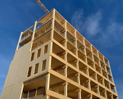 163563316_10159285588089085_8414903629100366746_n Fasade under bygging i massivtre, foto.