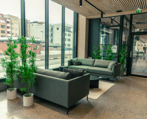 220510_DrammenWorks_HiRes-19 Inngangspartiet med sofagruppe og grønne planter, foto.
