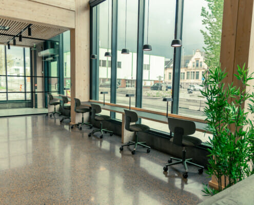 220510_DrammenWorks_HiRes-20 Sitteplasser ved vinduet i 1. etasje i bygget, foto.