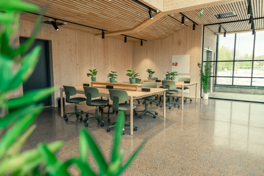 220510_DrammenWorks_LoRes-22 Inne i lokalet til spor X med grønne stoler og massivtre interiør, foto.