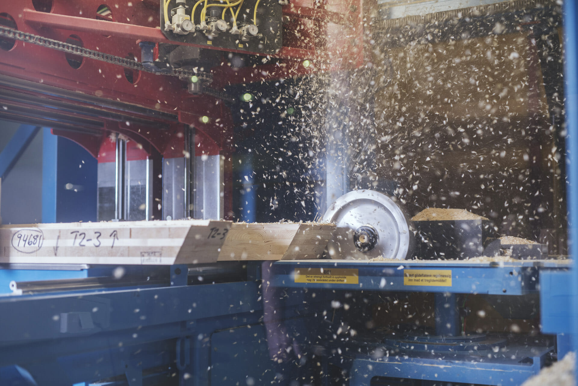 Pre-cut av limtre i fabrikken, foto.