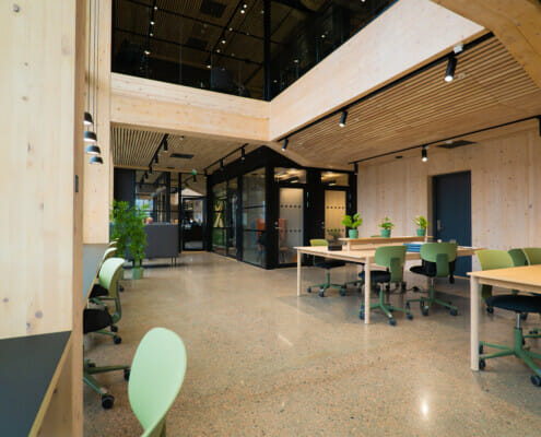 Grunderhuset-300dpi-01 Inne i grunderhuset med grønne kontorstoler og massivtre interiør, foto.