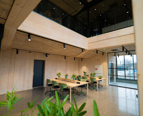 Grunderhuset-300dpi-02 En annen vinkel fra gunderhuset med grønne stoler og massivtre interiør, foto.