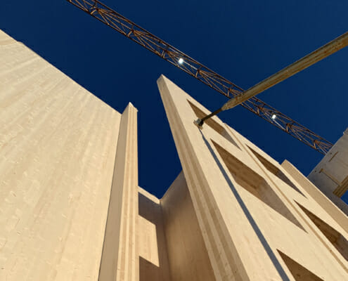 SporX Drammen - Splitkon Fokus på massivtre vegg utenfor bygget i solskinn, foto.