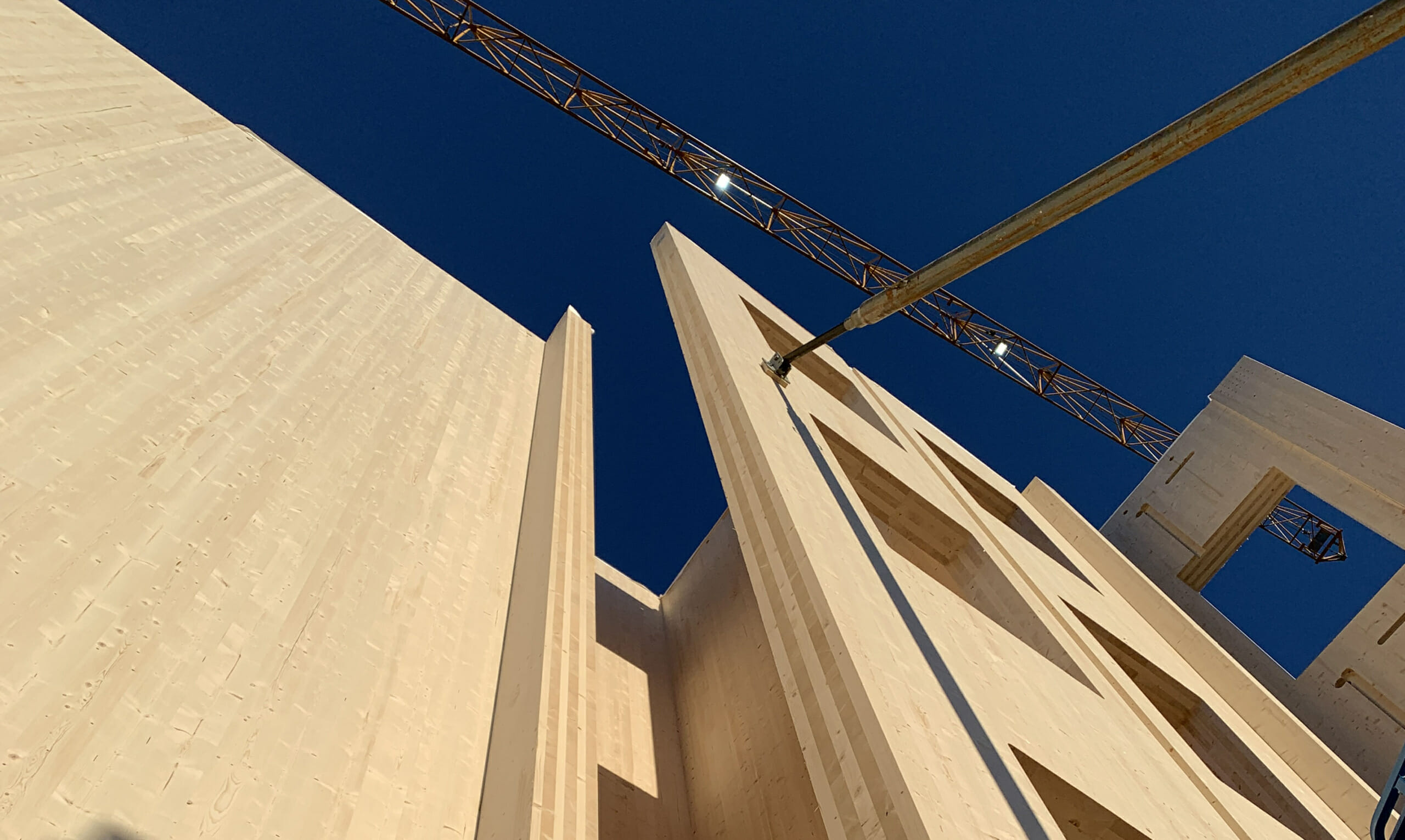 SporX Drammen - Splitkon Fokus på massivtre vegg utenfor bygget i solskinn, foto.