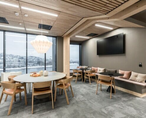 Splitkon_SporX-21 Utsikt utover drammen fra 2. etasje med interiør, illustrasjon.