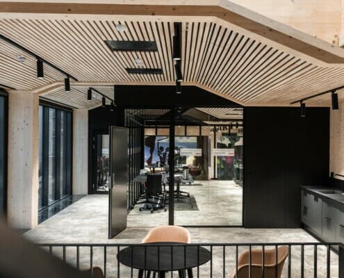 Splitkon_SporX-28 Kontorlokale med svart og massivtre interiør i fokus, foto.