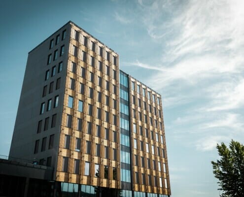 SporX - ext-2 Fasade av bygget i solskinn, foto.