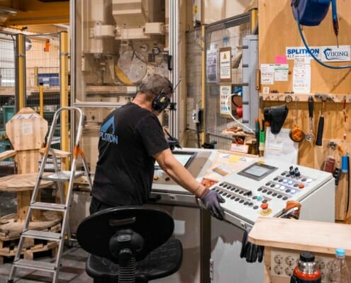 Arbeid på maskin inne i fabrikken, foto.