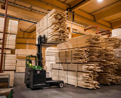 Oversiktsbilde av planker fra fabrikken.