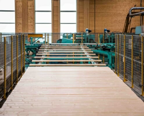 Trelast på maskinen i fabrikken, foto.