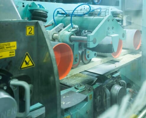 Nærbilde av utstyret i fabrikken.