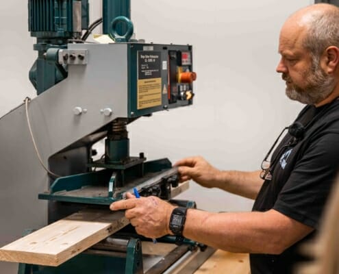 Skjæring av massivtre i fabrikken, foto.