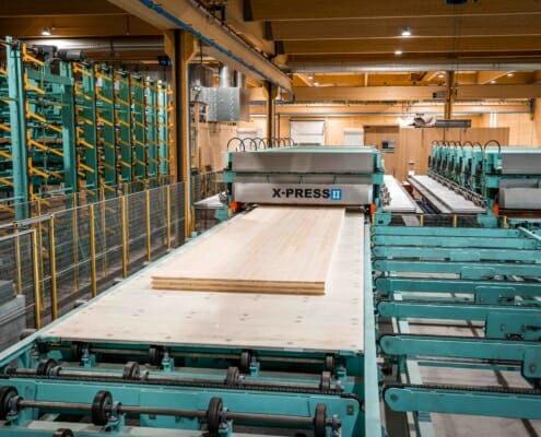 Massivtre i maskinen i fabrikken, foto.