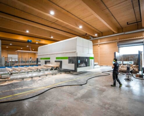 Massivtre i kran i fabrikken, foto.