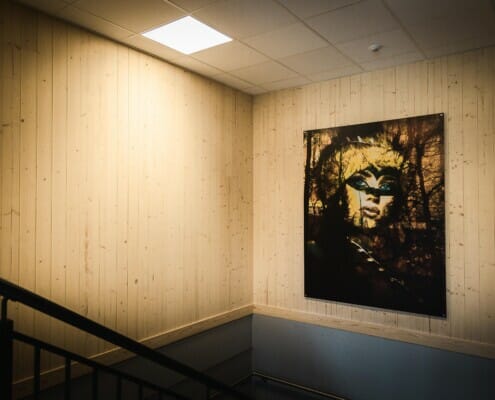 Splitkon_ModumAMB-17 Trappoppgangen med et bilde av en jente hengende, foto.