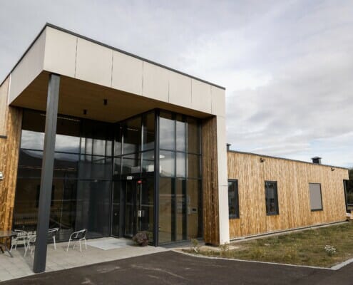 Splitkon_ModumAMB-25 Inngangspartiet utvendig med svarte vinduer, foto.