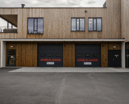 Splitkon_ModumAMB-31 Portene hvor ambulansene kjører inn massivtre konstruksjon rundt, foto.