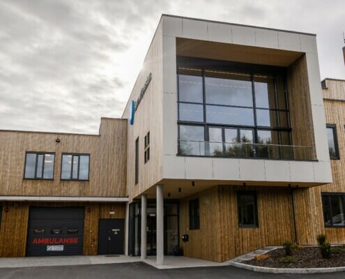 Splitkon_ModumAMB-32 Fronten på bygget med ambulanseporter og stor vindu, foto.