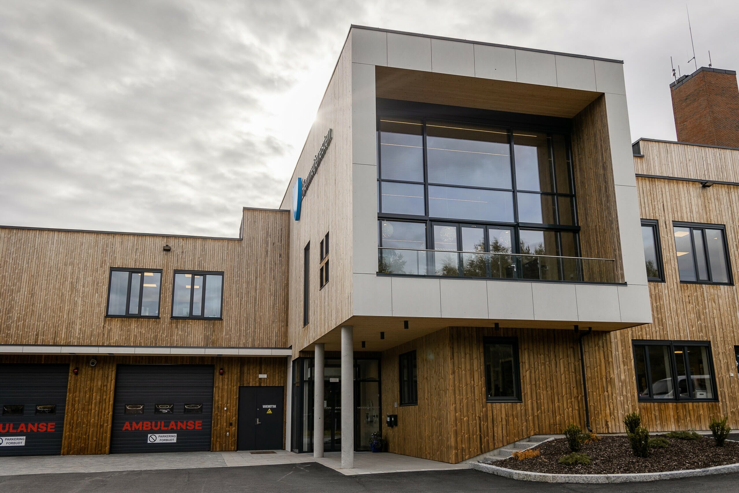 Splitkon_ModumAMB-32 Fronten på bygget med ambulanseporter og stor vindu, foto.