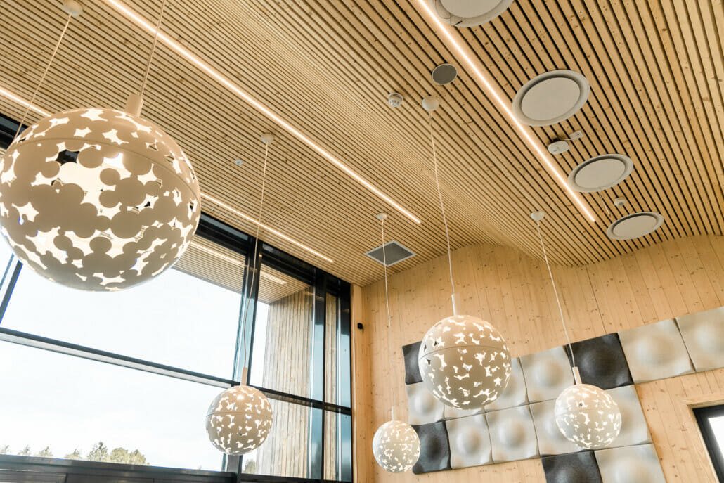 Splitkon_ModumAMB-7 Lamper fra tak i massivtre og limtre konstruksjon, foto.