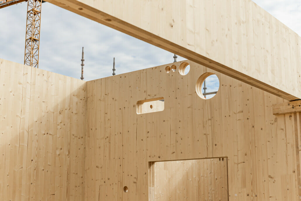 Sammenføying av elementer på byggeplass, foto.