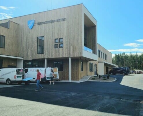 Screenshot_20210909-092554_Instagram Fronten på bygget med logoen og navnet i fokus, foto.