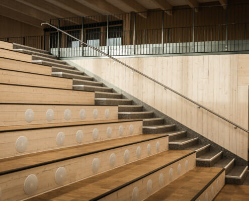 Splitkon_skavanger-21 Trapp i hallen inne på skolen, foto.