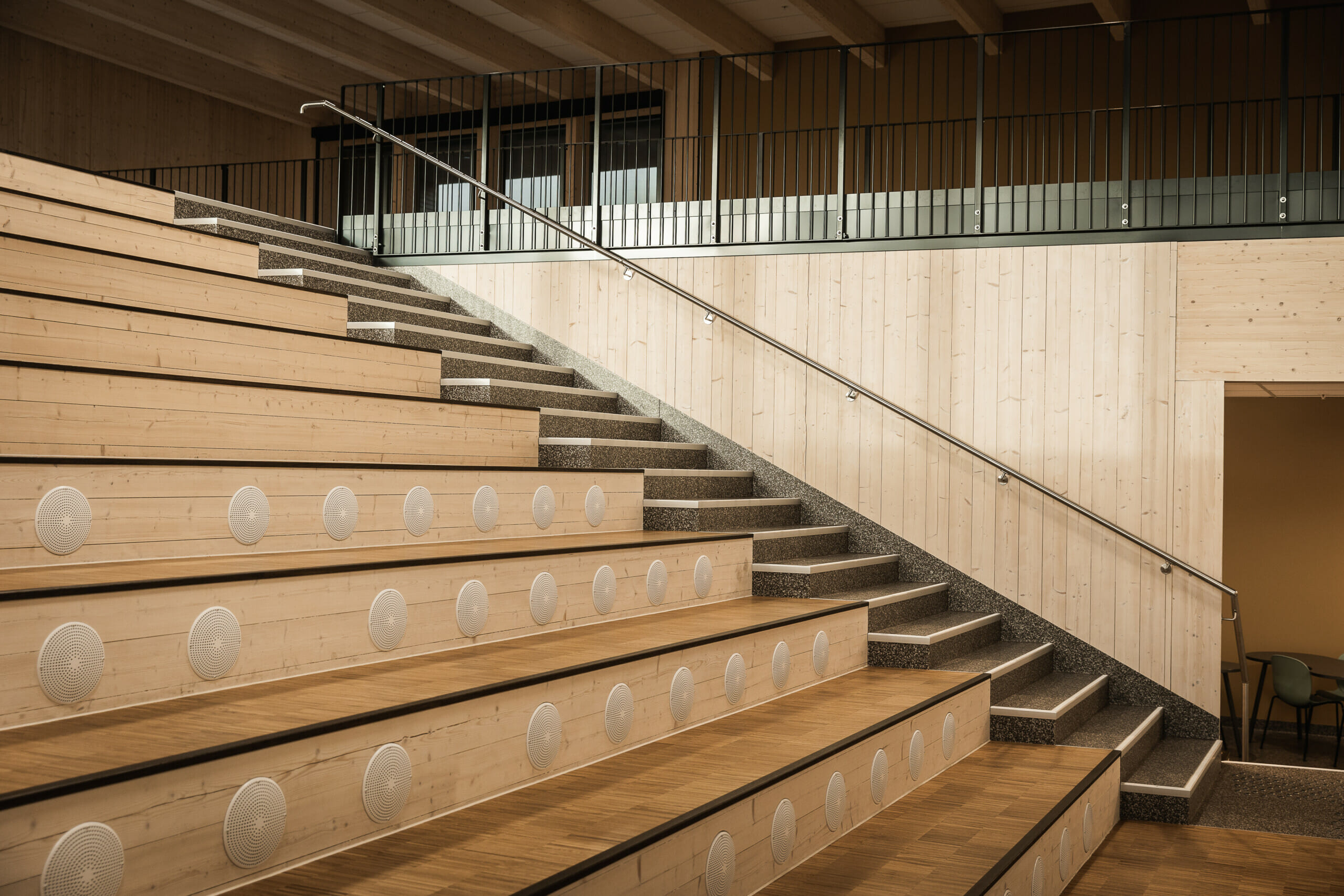 Trapp i hallen inne på skolen, foto.