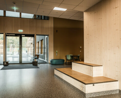 Splitkon_skavanger-24 Innvendig inngangsparti med grønne detaljer, foto.