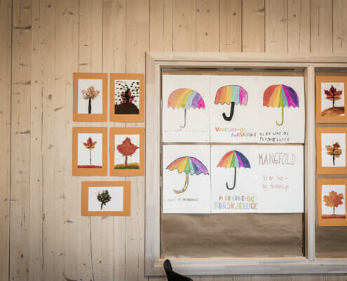 Splitkon_skavanger-46 Malerier av løv og tegninger av paraply på vegg, foto.