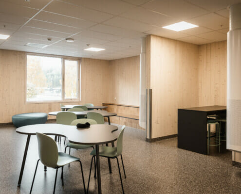 Splitkon_skavanger-9 Inne på skolen i massivtre, foto.