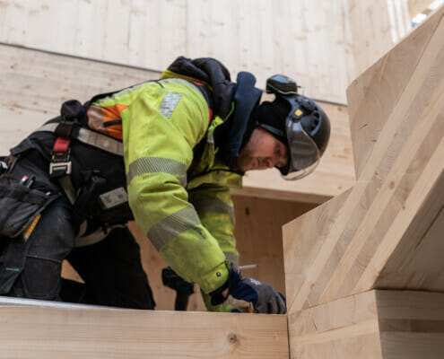 Splitkon_Hov-11 Snekker som monterer trappen innvendig, foto.