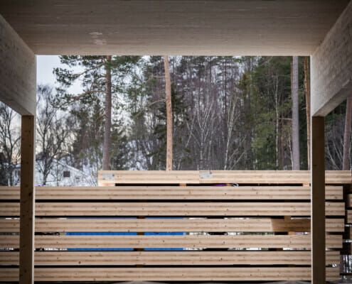 Splitkon_Hov-24 Planker i sentrum av bildet med mørk stemning, foto.