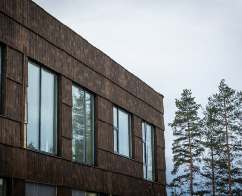 Splitkon_Hov-6 Nærbilde av fronten på bygget med vinduene i sentrum, foto.