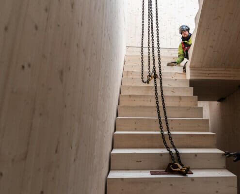 Splitkon_Hov-8 Trappegang under montering med kran, foto.