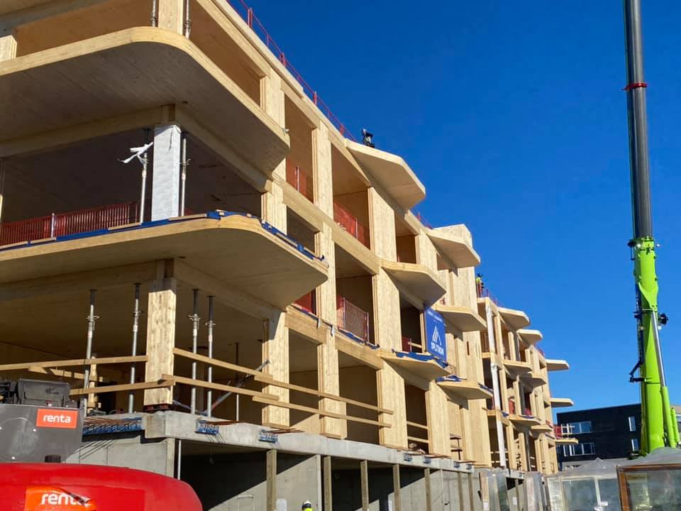 Foto. Bygning i massivtre fra Splitkon under montering på byggeplass.