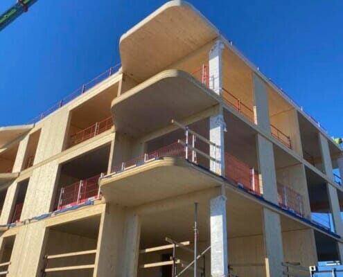 Kranbil utenfor bygning, foto.