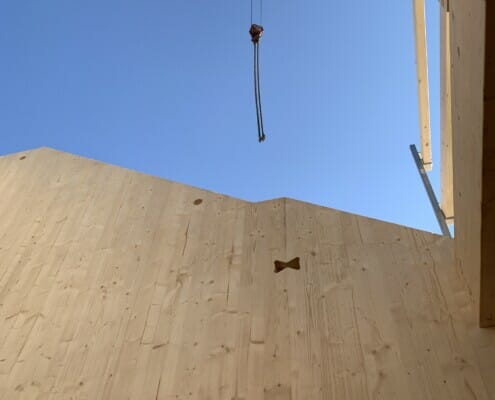 Kran utenfor bygningen, foto.