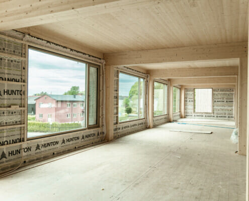 Innvendig byggeprosess med noe ferdigmontert massivtre, foto.