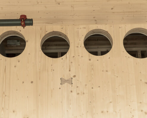 Fire hull i massivtrevegg, foto.