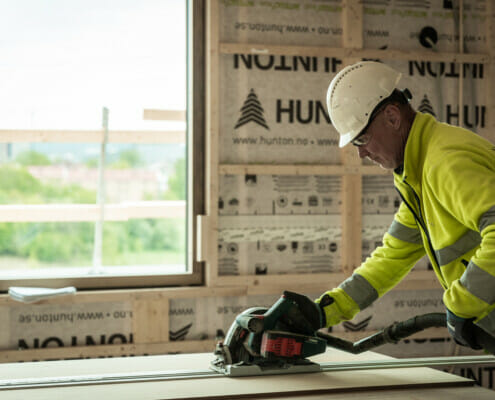 Snekker i arbeid inne i Hasletre, foto.