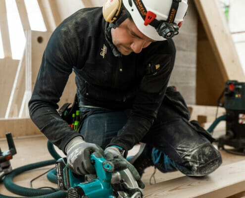 Splitkon_Has-Gei-11 Snekker som sager massivtre planke, foto.