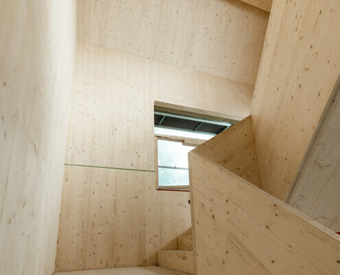 Splitkon_Has-Gei-17 Trappegang under bygging, fokus på massivtre, foto.