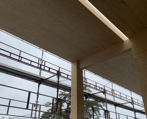 IMG_4031 Under byggingen med stilas i fokus og massivtre tak, foto.