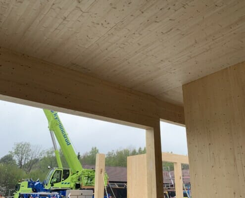 IMG_4033 Under byggingen med kranbil utenfor i regnvær, foto.