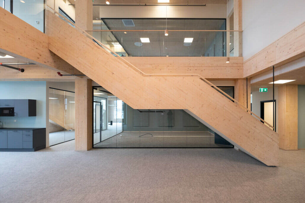 Gangen inne i Lumber Teknopark i massivtre, foto.