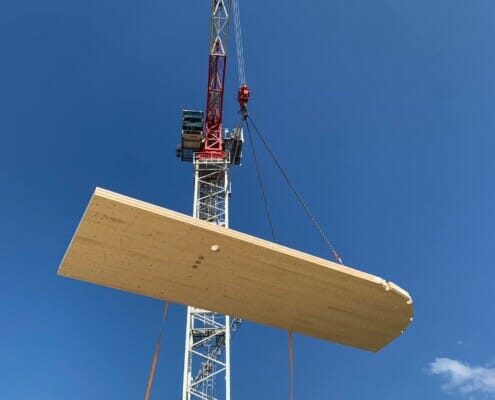 Materialer som blir løftet av kranbil, foto.