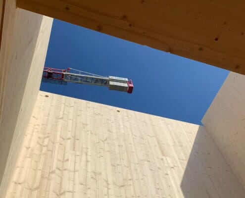 Åpent tak med kran på utsiden, foto.