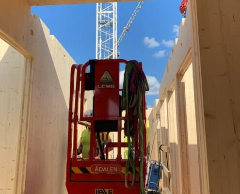 Rød lift inne under bygging, foto.